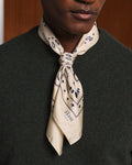Foulard en soie écru à motif - 1