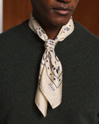 Foulard en soie écru à motif - 1