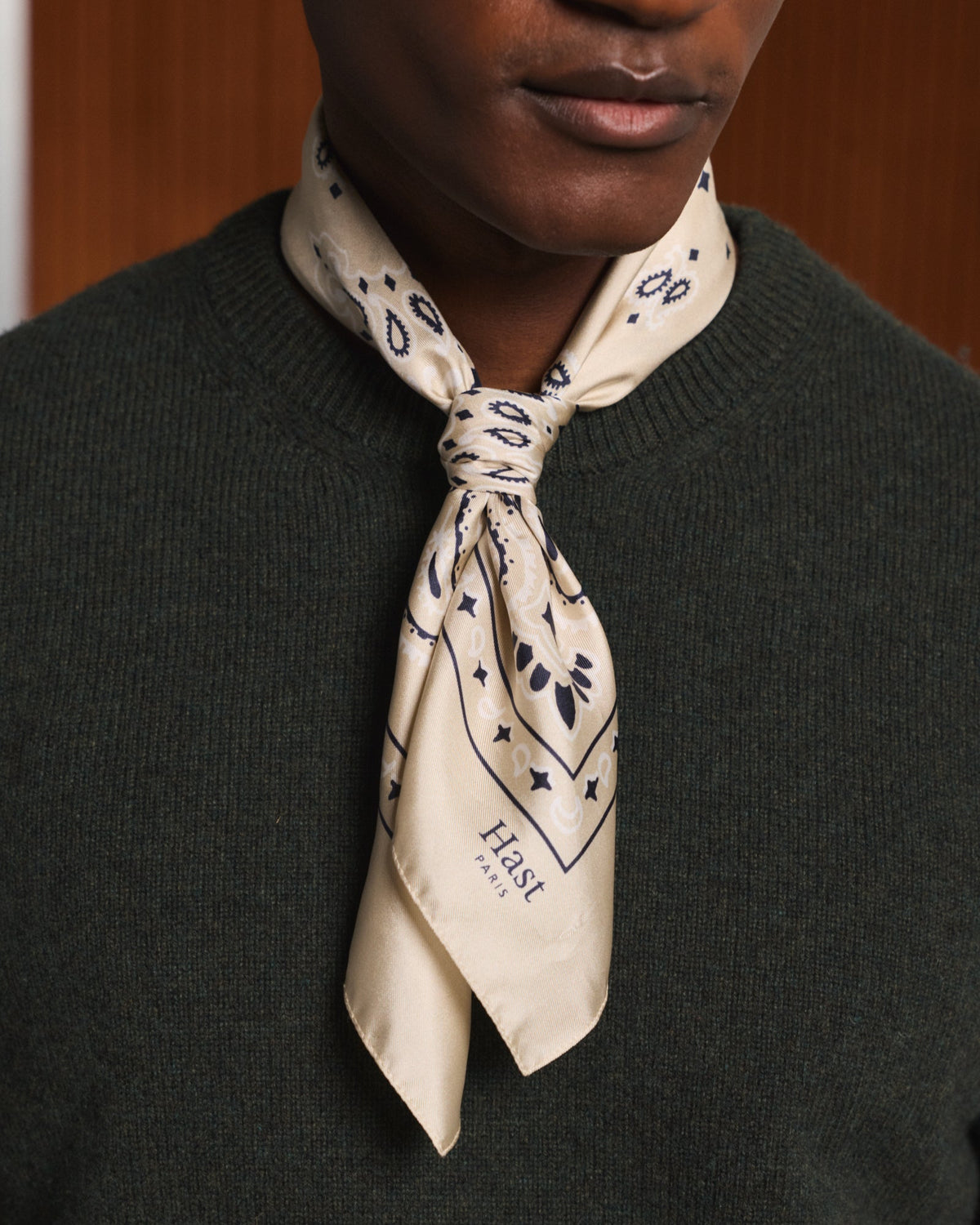 Foulard en soie écru à motif - 1