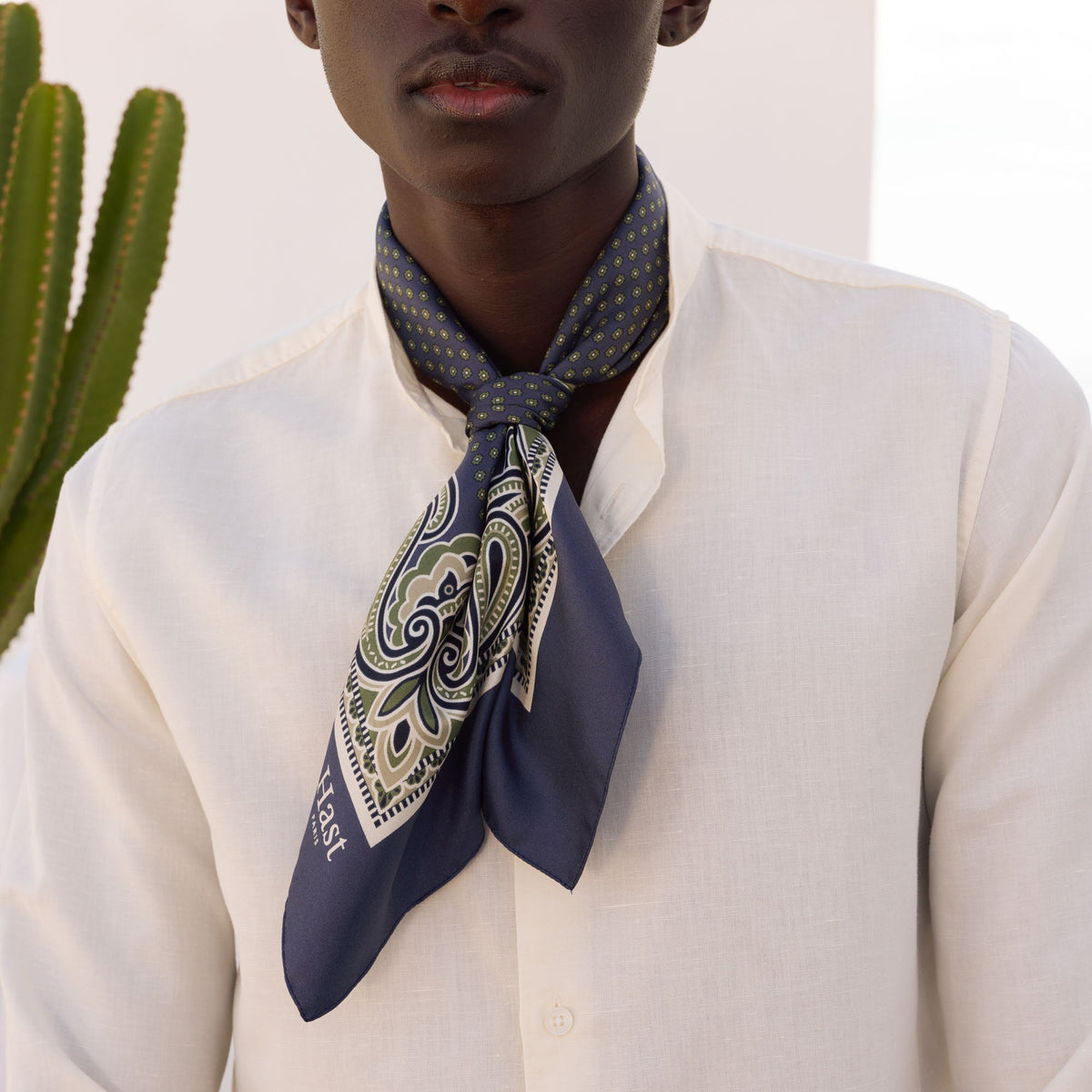 Foulard en soie navy à motifs - 2