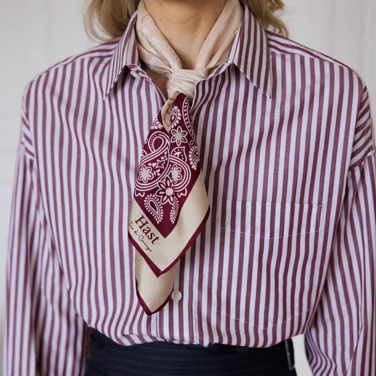 Foulard en soie écru et bordeaux à motifs - 1