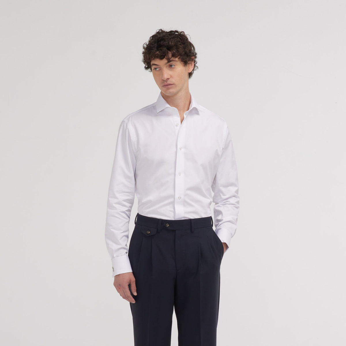 Chemise cintrée en popeline double retors blanche à poignets mousquetaires - 1