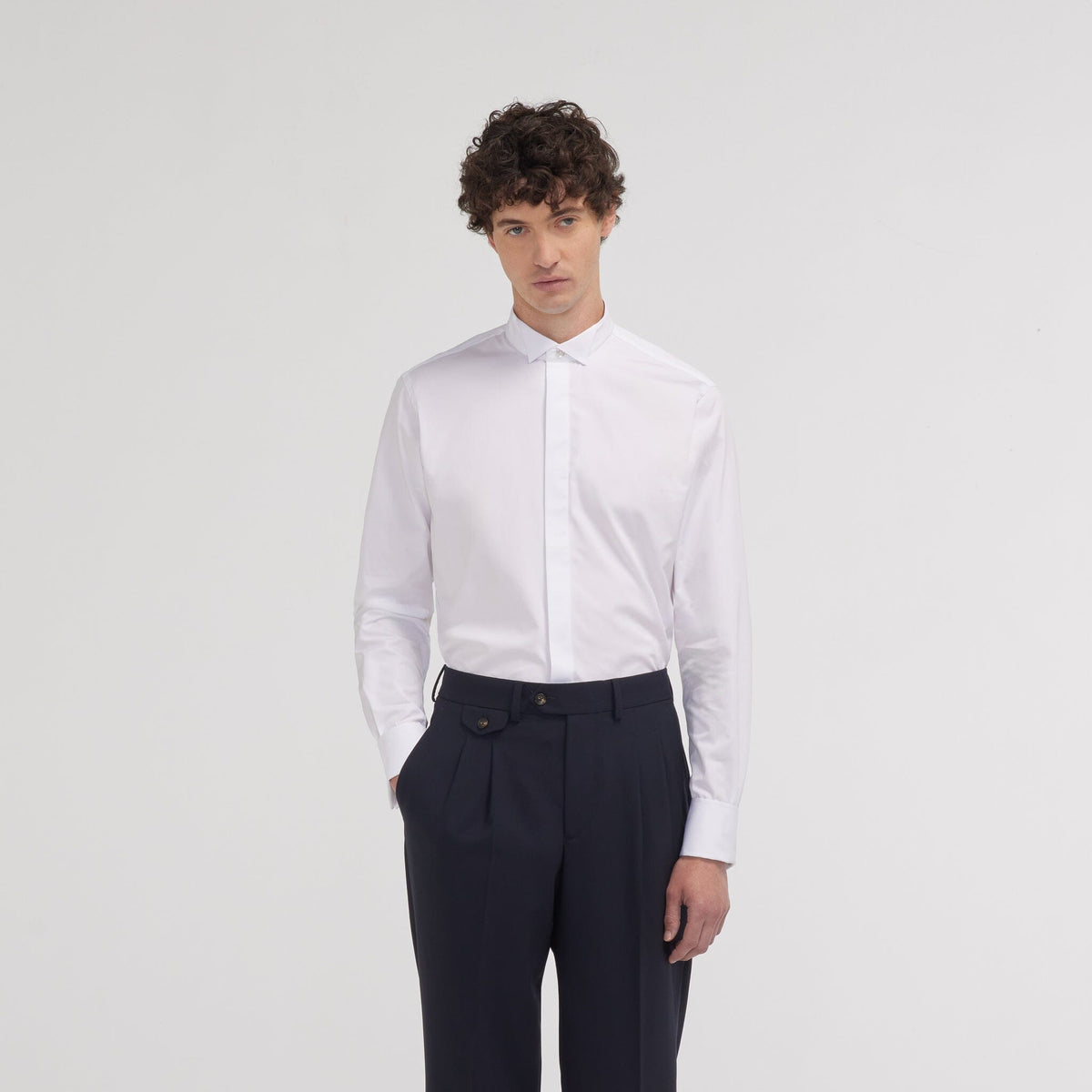 Chemise cintrée en popeline double retors blanche à poignets mousquetaires - 1