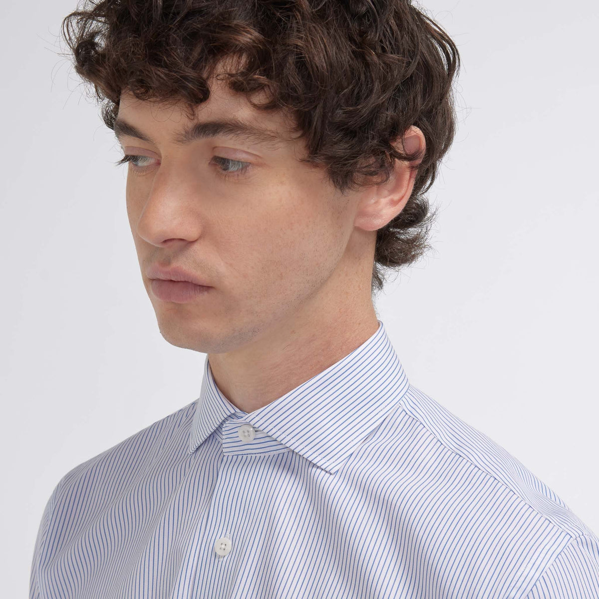 Chemise cintrée en popeline double retors à fines rayures rouges - 4