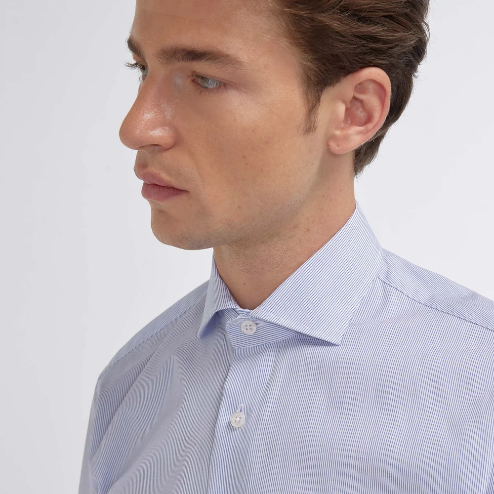 Chemise en popeline à fines rayures bleues discrètes