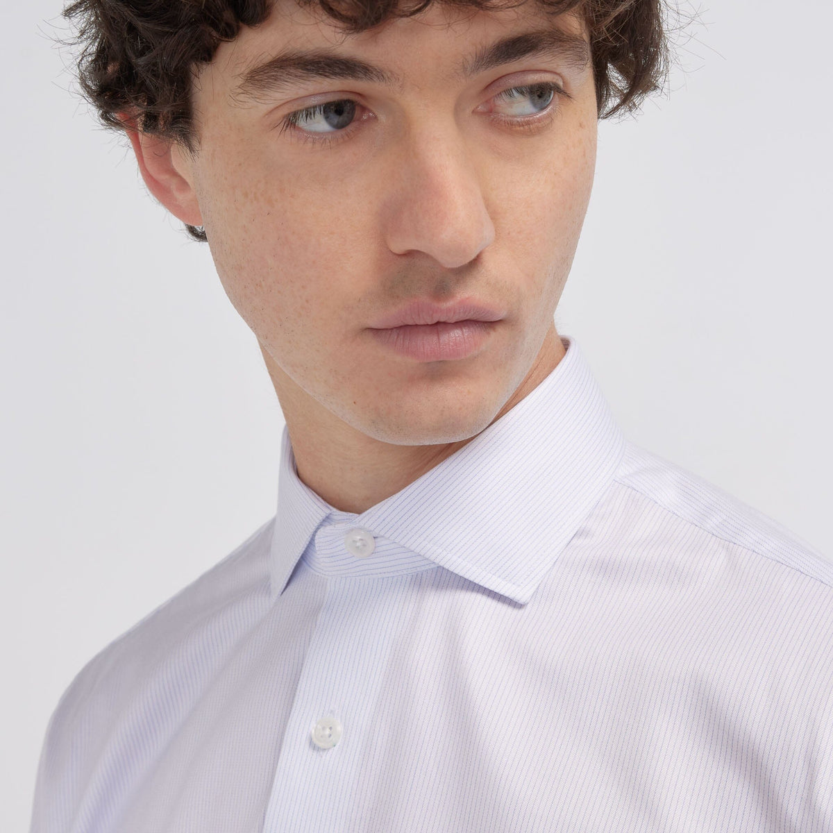 Chemise cintrée en twill à fines rayures rouges - 4