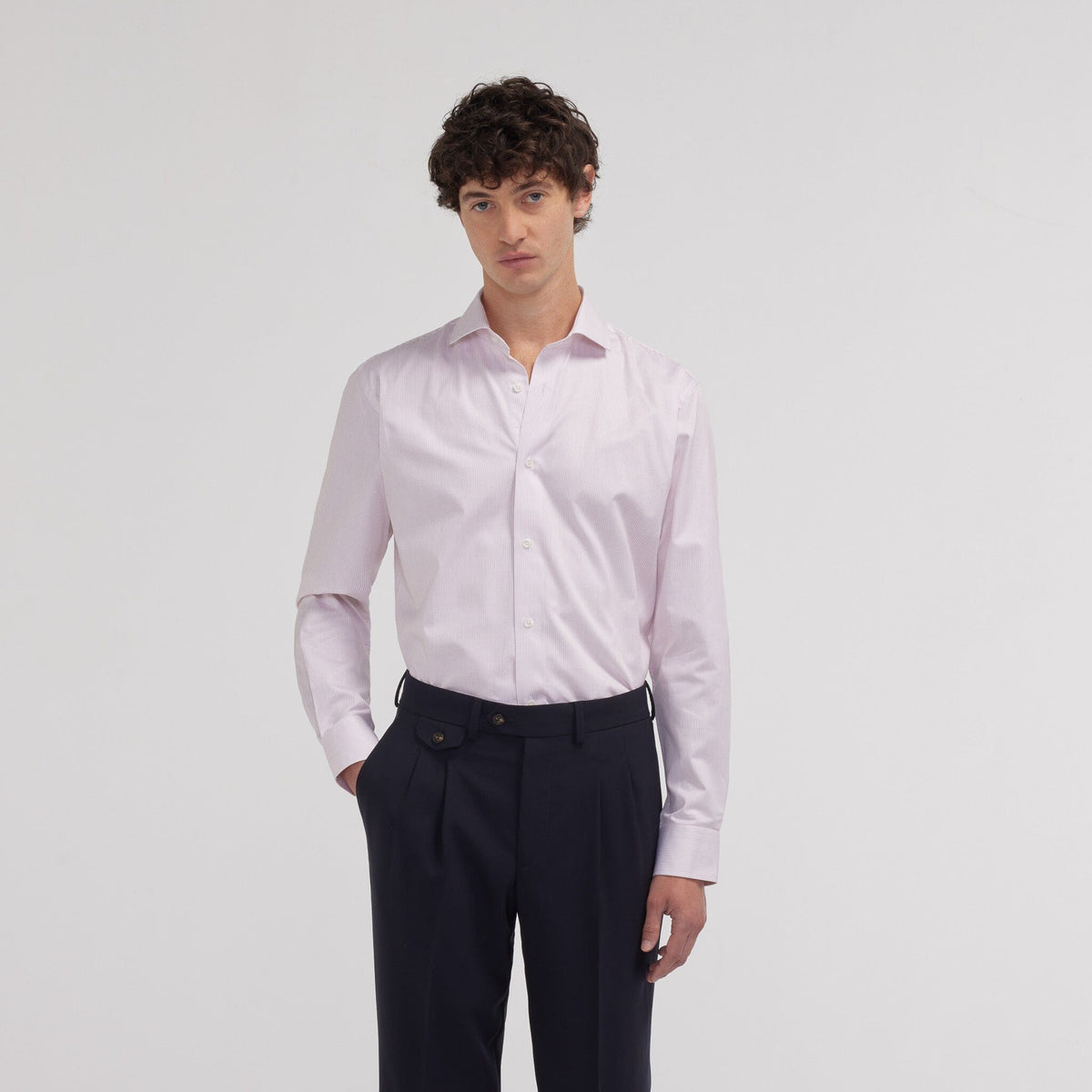 Chemise cintrée en twill à fines rayures rouges - 1