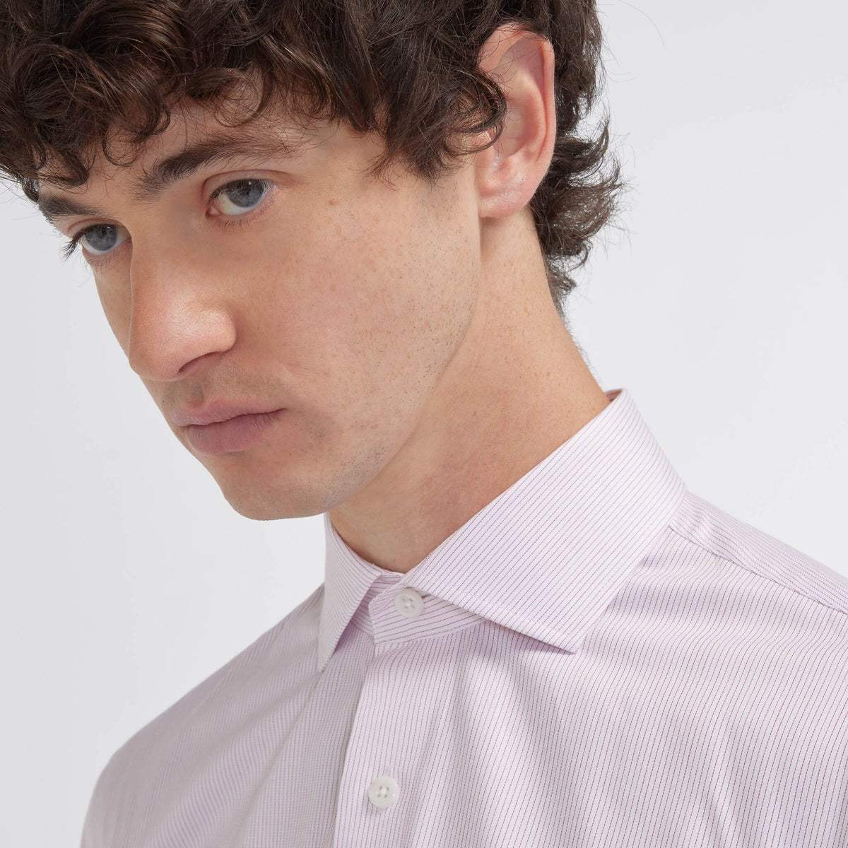 Chemise cintrée en twill à fines rayures rouges - 2