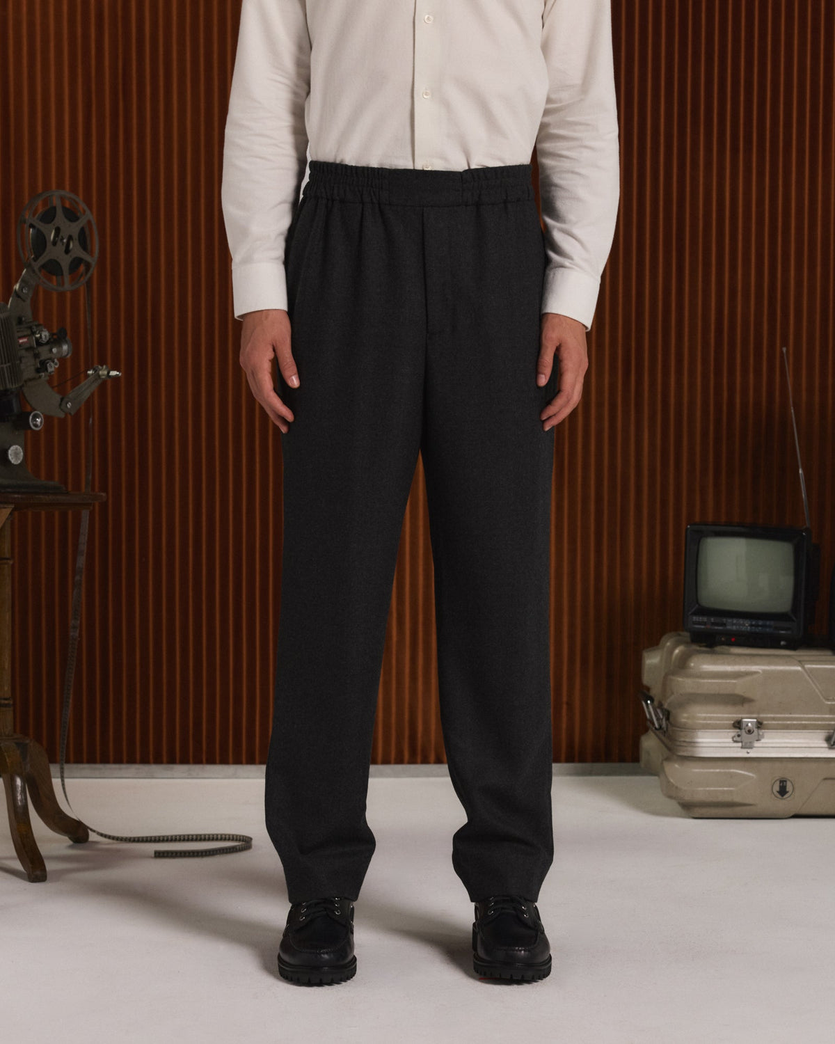 Pantalon à ceinture élastiquée en flanelle de laine grise - 1