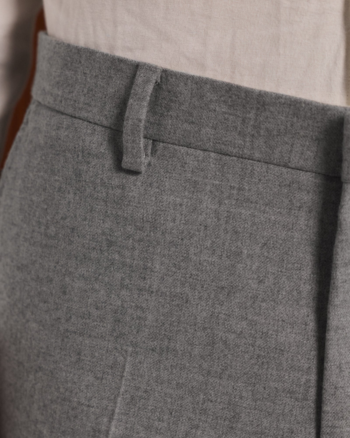 Costume en flanelle de laine grise, pantalon droit - 2