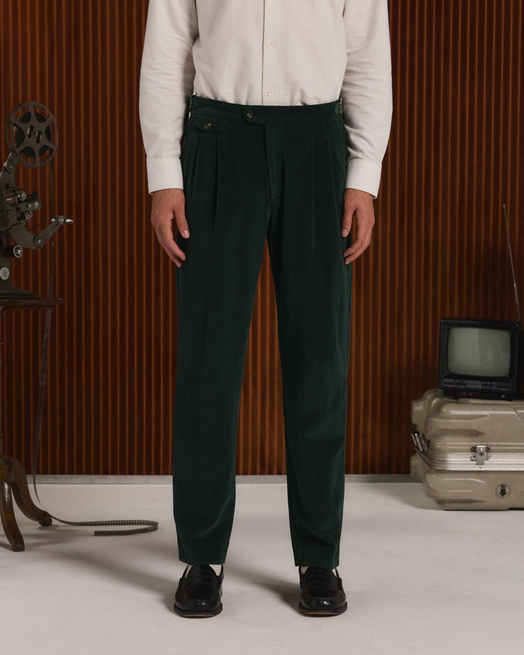 Pantalon à double plis en velours vert - 1