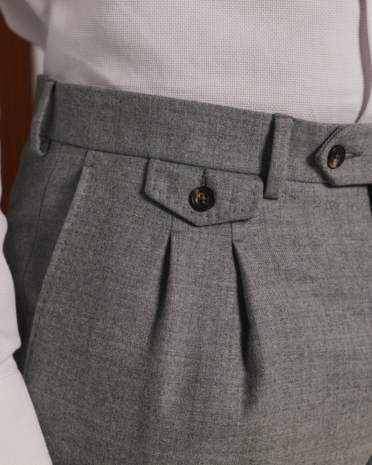Costume en flanelle de laine grise, pantalon à double plis - 2